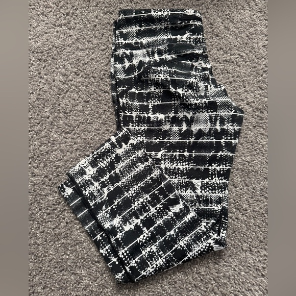 NWOT Nike Dri Fit Size Medium Capri Legging Black and White - Picture 1 of 7